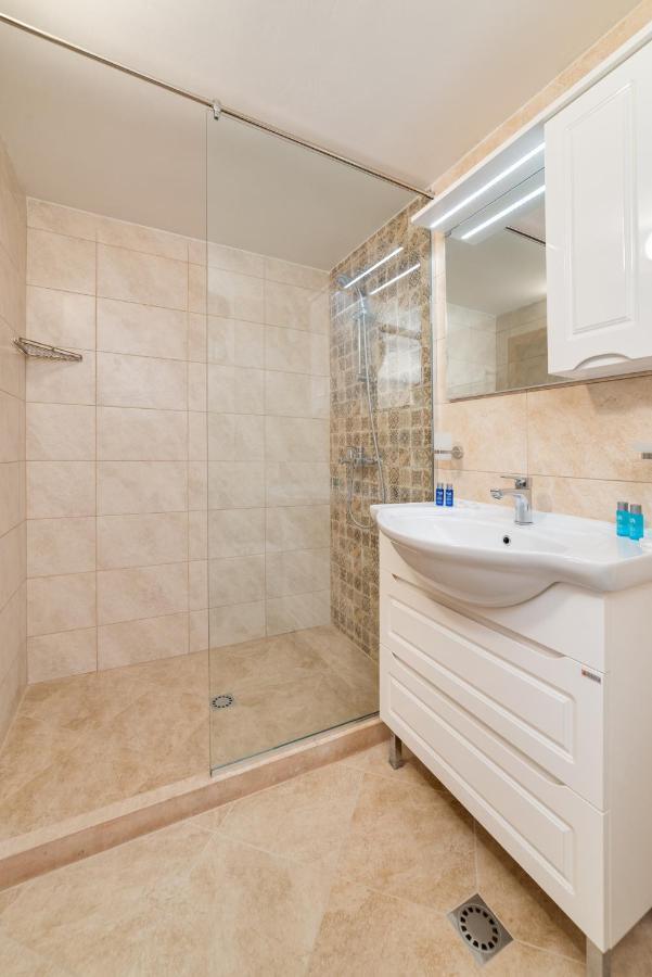 Deluxe And Central Garden Apartment Varna Eksteriør billede