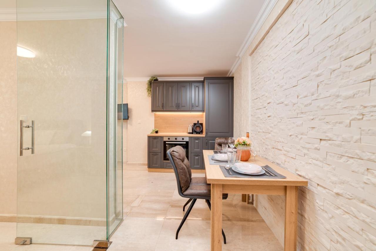 Deluxe And Central Garden Apartment Varna Eksteriør billede