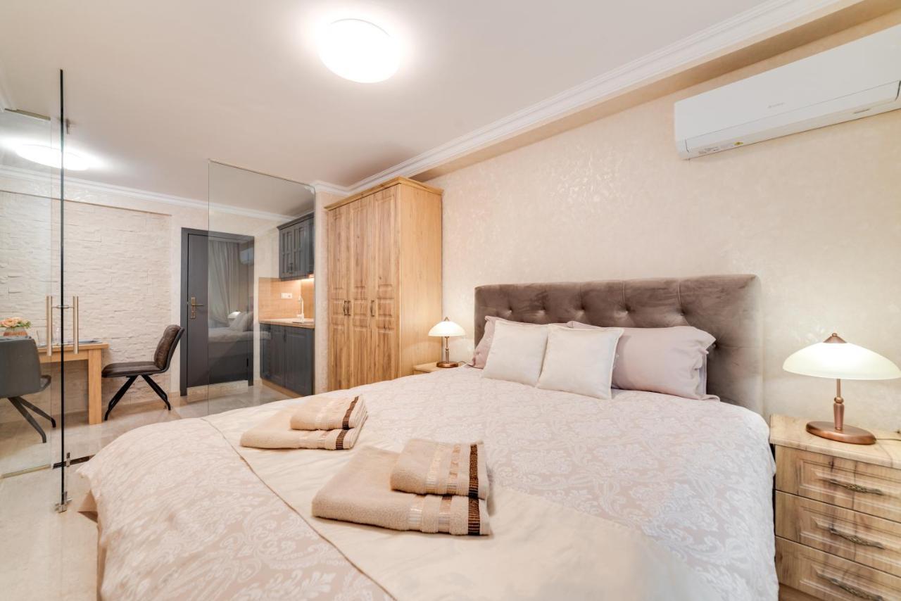Deluxe And Central Garden Apartment Varna Eksteriør billede