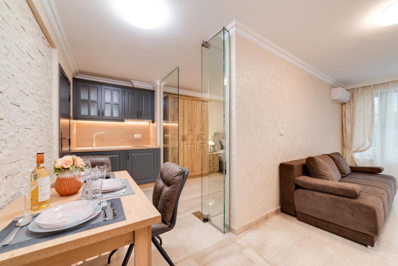 Deluxe And Central Garden Apartment Varna Eksteriør billede